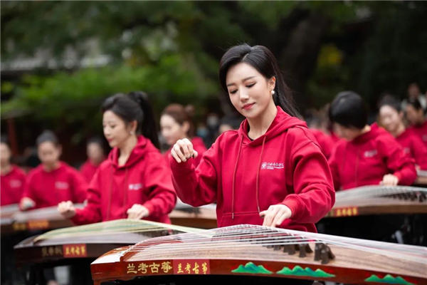 宣讲师李杨冠宇和北京京剧院古筝演奏家尚靖雅共同带领百余名央音师生